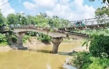 সেতুর পিলার দেবে যাওয়ায় মৌলভীবাজারের সাথে কমলগঞ্জের সবধরনের যান চলাচল বন্ধ