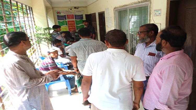 বড়লেখা নির্বাচন অফিসে সেবা প্রত্যাশীদের বিড়ম্বনা:কর্মদিবসেও মিলে না কর্মকর্তাকে