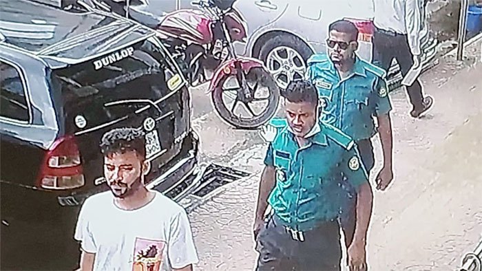 ব্যাংকে ঢুকে ২০ লাখ টাকা ছিনতাই