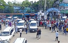 গোলাপগঞ্জে ওসির পদত্যাগের দাবিতে শ্রমিকদের সড়ক অবরোধ
