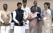 সেরা অভিনেত্রীর পুরস্কার পেলেন আলিয়া