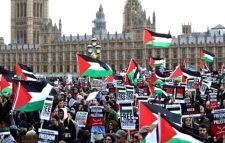 গাজায় যুদ্ধবিরতির দাবিতে লন্ডনে হাজারো মানুষের বিক্ষোভ
