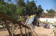 বেইলি ব্রিজ ভেঙে যোগাযোগ বিচ্ছিন্ন