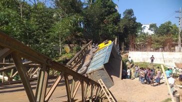 বেইলি ব্রিজ ভেঙে যোগাযোগ বিচ্ছিন্ন