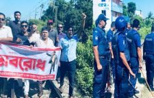 কুলাউড়ায় রেল অবরোধের চেষ্টা বিএনপির, পুলিশের ধা ও য়া য় পালালেন নেতাকর্মীরা