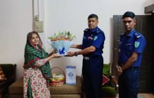 বিশ্ব শিক্ষক দিবসে শিক্ষকদের সম্মাননা জানালো মৌলভীবাজার জেলা পুলিশ