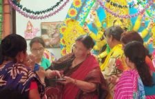 মণ্ডপে মণ্ডপে চলছে সিঁদুর খেলা