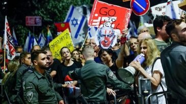 যুদ্ধবিরতি চেয়ে নেতানিয়াহুর বাড়ির সামনে বিক্ষোভ