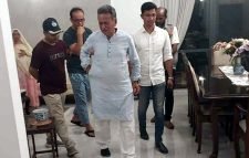 বিএনপি নেতা আমীর খসরুকে আটকের অভিযোগ