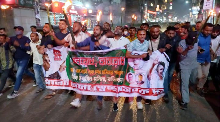 অবরোধের সমর্থনে সিলেট জেলা স্বেচ্ছাসেবক দলের মশাল মিছিল