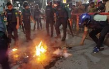 জিন্দাবাজারে মিছিল থেকে সড়কে আগুন, পুলিশের ফাঁকা গুলি, আটক ৩