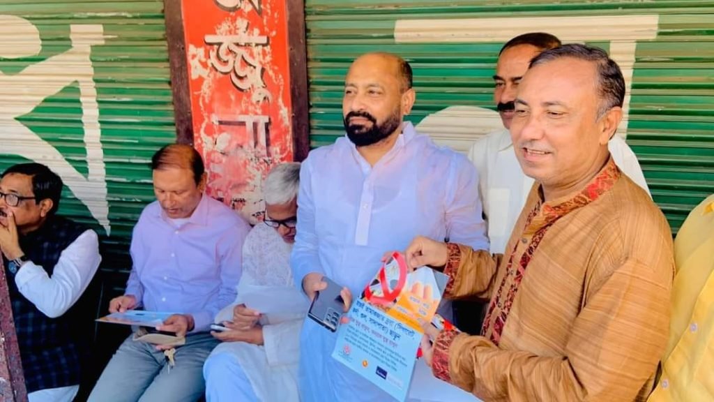 শহর পরিচ্ছন্ন রাখতে পৌর মেয়রের প্লাস্টিক বিন বিতরণ