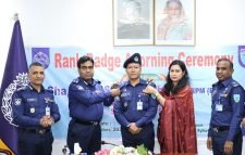 পুলিশ সুপার পদে পদোন্নতিতে র‍্যাংক ব্যাজ পরিধান