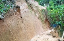 টিলা কেটে ভূমি সমতল করায় বসতবাড়ি ঝুঁকিতে