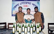বিদেশী মদসহ ডিবির হাতে আটক ১
