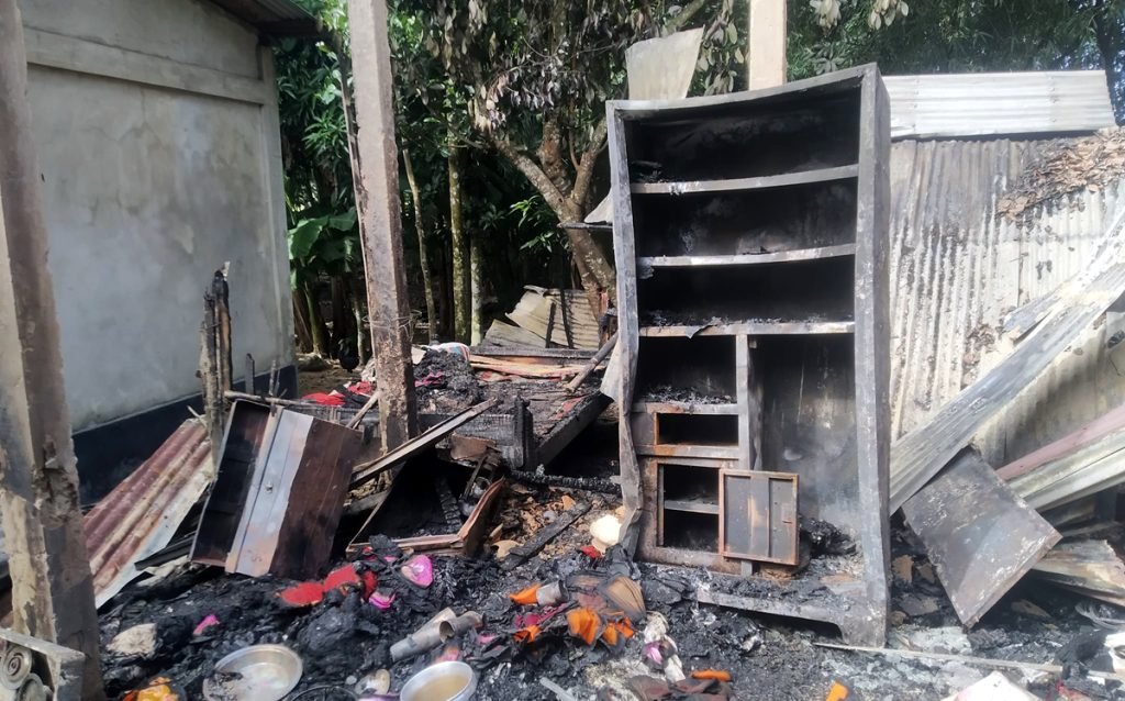 কমলগঞ্জে আগুনে সর্বস্ব হারিয়ে নিঃস্ব মণিপুরী মুসলিম পরিবার