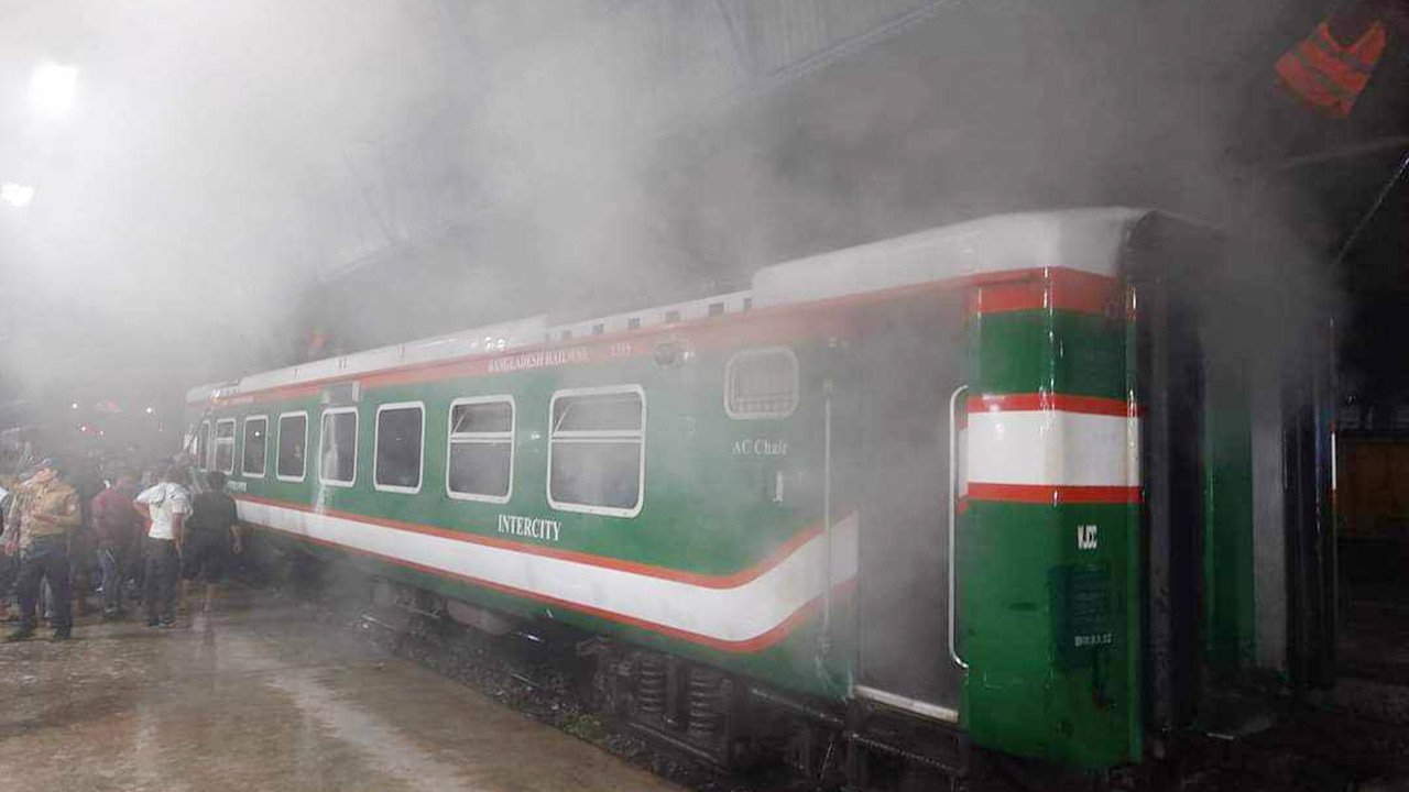 সিলেট রেলস্টেশনে ট্রেনে আগুন