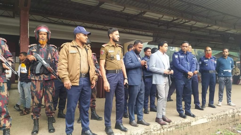 অবরোধে শ্রীমঙ্গলে সতর্ক অবস্থানে আইনশৃঙ্খলা বাহিনী’ জোরদার করা হয়েছে টহল