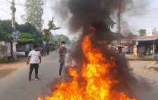 শ্রীমঙ্গলে সড়কে টায়ার জ্বালিয়ে অবরোধ