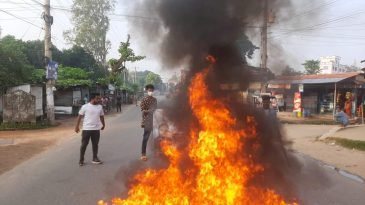 শ্রীমঙ্গলে সড়কে টায়ার জ্বালিয়ে অবরোধ