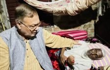 তৃণমূল পর্যায়ের নেতাকর্মীদের বাড়ী বাড়ী গিয়ে খোঁজ-খবর নিচ্ছেন এমপি আব্দুস শহীদ