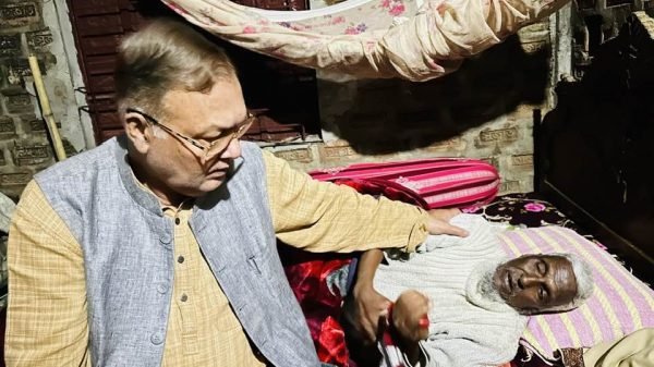 তৃণমূল পর্যায়ের নেতাকর্মীদের বাড়ী বাড়ী গিয়ে খোঁজ-খবর নিচ্ছেন এমপি আব্দুস শহীদ