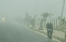 শীত ও কুয়াশায় বিপর্যস্ত মৌলভীবাজারের জনজীবন