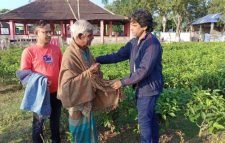 শ্রীমঙ্গলে চা শ্রমিকদের পাশে ইত্যাদির সহকারী পরিচালক মোহাম্মদ মামুন