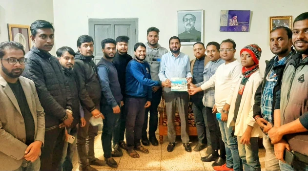 পরিবেশমন্ত্রীর পুত্রকে উপহার স্বরুপ নিসচার স্মারক গ্রন্থ প্রদান