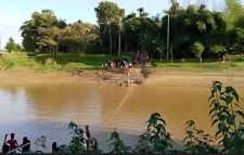 জীবনের ঝুঁকি নিয়ে নৌকায় দাঁড়িয়ে রশি টেনে নদী পারাপার হতে হয় কমলমতি শিক্ষার্থী এবং সাধারণ মানুষ