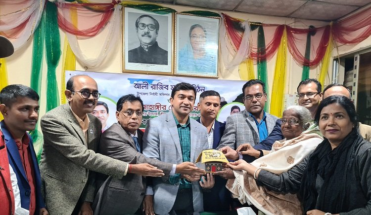 শ্রীমঙ্গলে  উপজেলা নির্বাহী অফিসার আলী রাজিব মাহমুদ মিঠুন ও শ্রীমঙ্গল থানার অফিসার ইনচার্জ মোঃ জাহাঙ্গীর হোসেন সরদারকে সম্মাননা প্রদান