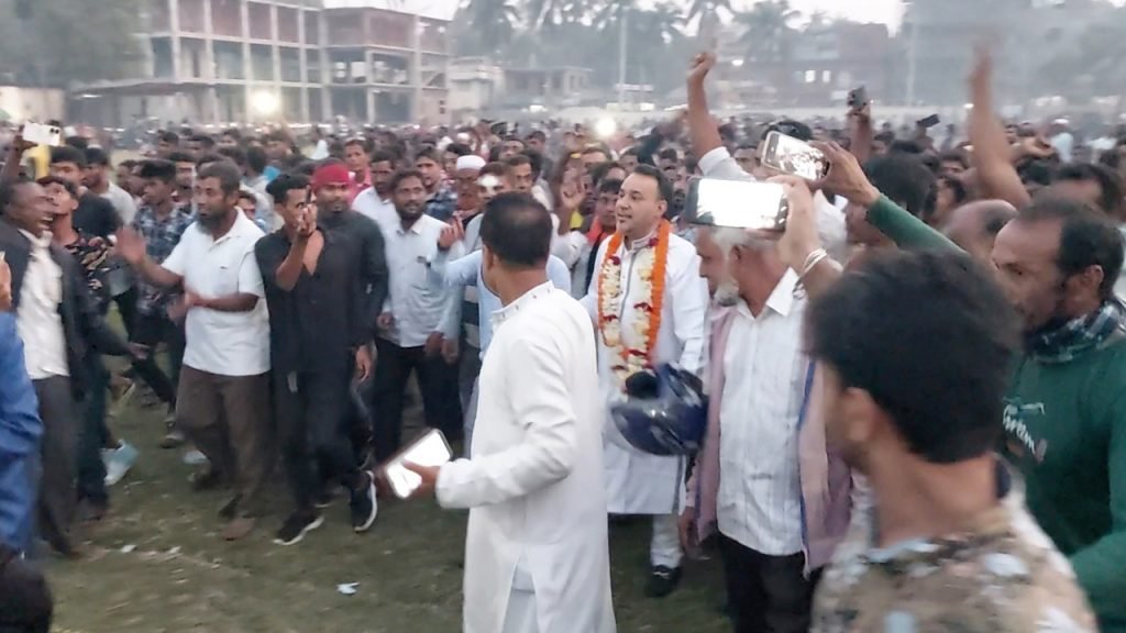 স্বতন্ত্র প্রার্থী হওয়ার ঘোষণা দেওয়া আলহাজ নজরুল ইসলাম দুলাল বিশ্বাসের বিশাল গণসংবর্ধনা অনুষ্ঠিত