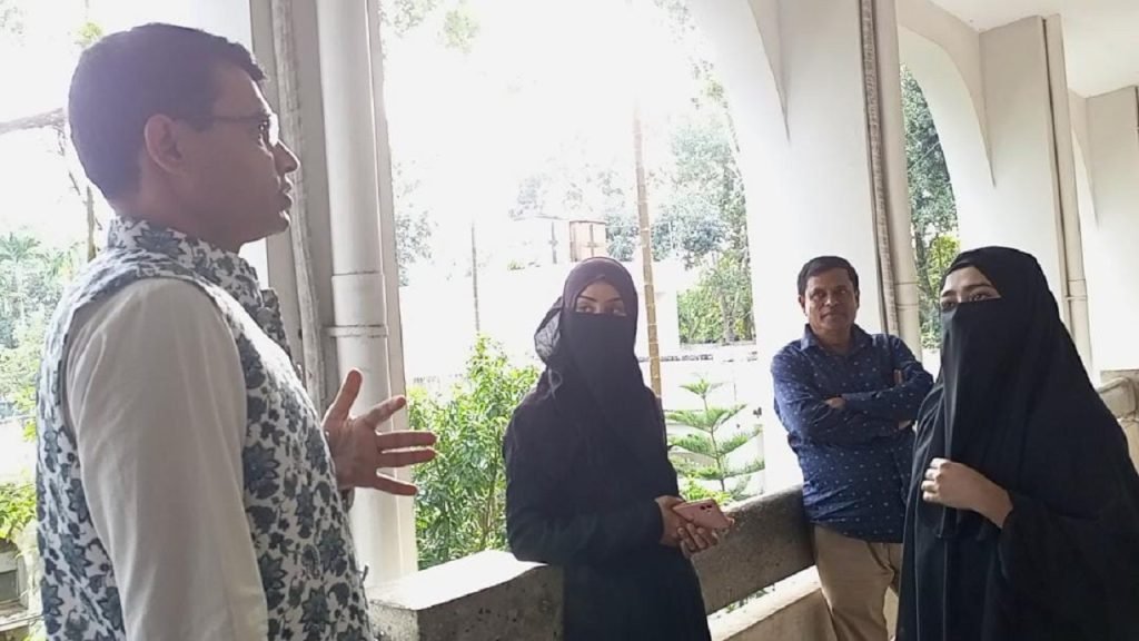 জিল্লুর রহমানের কাছে তরুণীর অভিযোগ, আশ্বাস দিলেন ৪ লেন সড়ক হবে