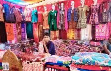 শীতের আমেজ অনুভূত হলেও কমলগঞ্জে জমেনি পোশাক বেচাকেনা