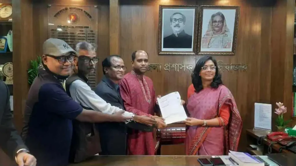 মৌলভীবাজারে মনোনয়নপত্র জমা দিলেন জেলা ওয়ার্কার্স পার্টির কমরেড তাপস ঘোষ।