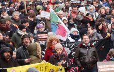 নতুন অভিবাসন আইন বাতিলের দাবিতে ফ্রান্সজুড়ে বিক্ষোভ