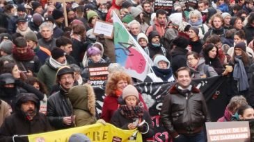 নতুন অভিবাসন আইন বাতিলের দাবিতে ফ্রান্সজুড়ে বিক্ষোভ