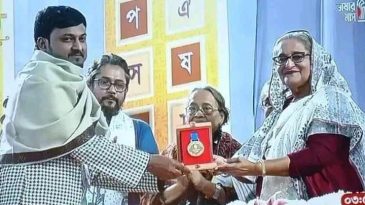গবেষক সুমনকুমার দাশের হাতে বাংলা একাডেমি পুরস্কার তুলে দিলেন প্রধানমন্ত্রী