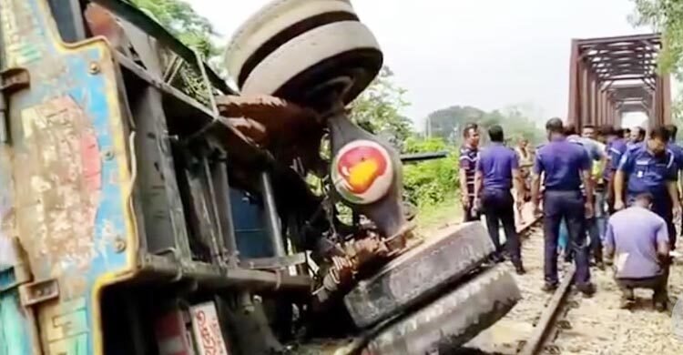 ফেনীতে ট্রাকে ট্রেনের ধাক্কায় নিহত বেড়ে ৬