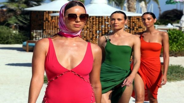 প্রথমবারের মত সৌদি আরবে সাঁতারের পোশাকের ফ্যাশন শো অনুষ্ঠিত