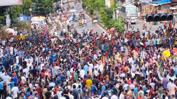 আন্দোলনরত শিক্ষার্থীদের উদ্দেশে ৮টি বার্তা দিলেন বৈষম্যবিরোধী ছাত্র আন্দোলনের সমন্বয়ক