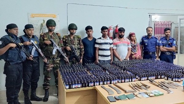 অস্ত্র ও বিদেশি মুদ্রা জব্দ, মাসহ তিন ছেলে আটক