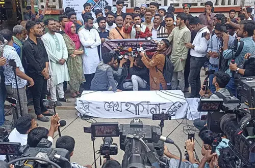 ফ্যাসিবাদী শক্তির রাজনৈতিক তৎপরতা নিষিদ্ধের দাবিতে ঢাবিতে কফিন মিছিল