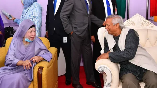 হাস্যোজ্জ্বল খালেদা জিয়া, ড. ইউনূসের সঙ্গে কুশল বিনিময়