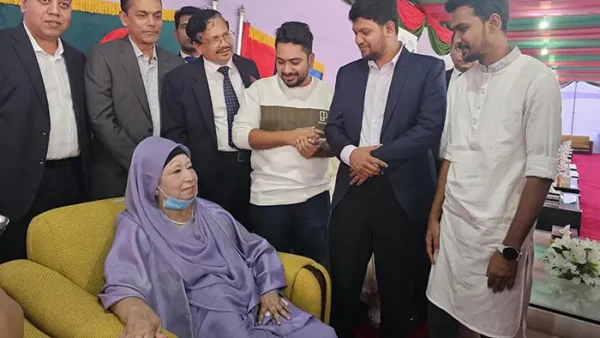 খালেদা জিয়ার সঙ্গে ছাত্র আন্দোলনের নেতাদের কুশল বিনিময়