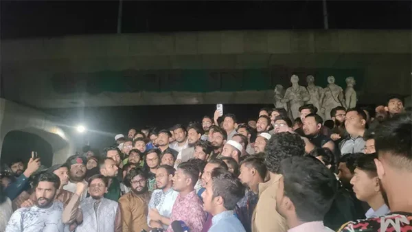 হাসনাত-সারজিসকে হত্যাচেষ্টার অভিযোগে ঢাবিতে বিক্ষোভ