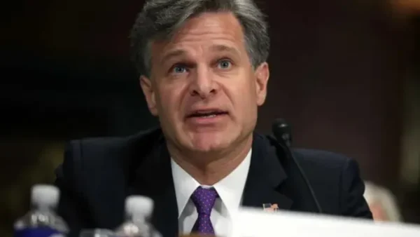 ট্রাম্পের আনুষ্ঠানিক ক্ষমতা গ্রহণের আগেই পদত্যাগের ঘোষণা এফবিআই পরিচালকের