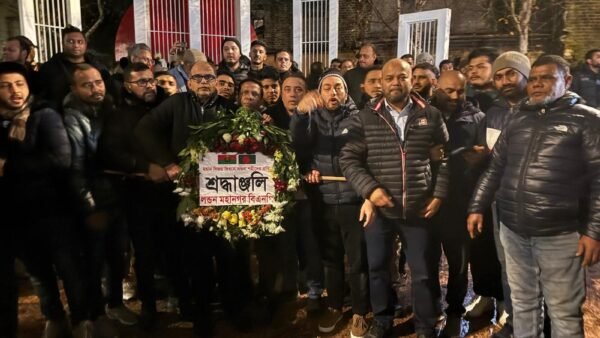 মহান বিজয় দিবসে লন্ডন মহানগর বিএনপির শহীদ মিনারে ফুল দিয়ে শহীদদের প্রতি শ্রদ্ধা নিবেদন