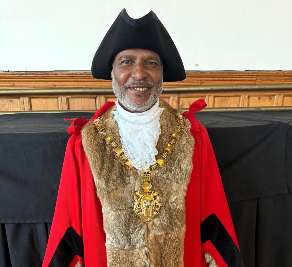 “সাফরন ওয়াল্ডন” কাউন্সিলে প্রথম ব্রিটিশ বাংলাদেশী মেয়র জুবায়ের আহমেদ খান নির্বাচিত