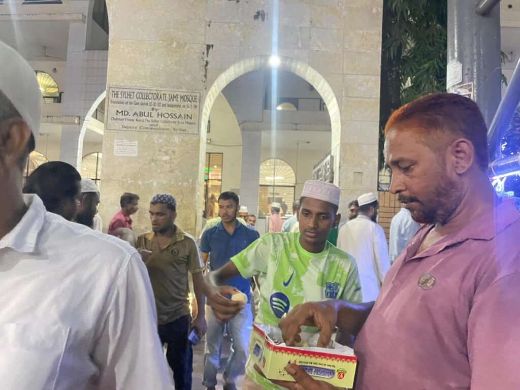 সিলেটের জেলা প্রসাসকের বদলিতে নগরে মিষ্টি বিতরনের মধ্য দিয়ে খুশি উদযাপন করেছে অনেকে